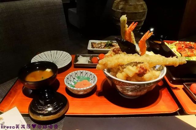 🔎【#田橋屋 天麩羅專売】
高雄夢時代美食餐廳！
位於夢時代藍鯨館🐳日本美食街餐廳～
以獨道製法日本炸粉裹上海鮮蔬菜🍤薄脆鮮香.
各式澎派天丼定食、天麩羅定食、關東鰻魚飯.
室內環境打造濃濃日本風情🎐還有和風座位呢！
------------------------------------
🔸櫻天丼定食
🔸關東煮鰻魚飯
🔸秋刀魚甘露煮
------------------------------------
⭐️粉絲團🔍Fresa's Time Machine 覓秘食。小旅行
⭐️部落格🔍Fresa芙芮莎♥莎旅憶食
⭐️IG搜尋🔍fresa_lu
------------------------------------
🏠田橋屋 天麩羅專売（高雄夢時代店）
⏰11：00～14：00│17：00～22：00
⛔無公休
☎（07）812-7508
📬高雄市前鎮區中華五路789號7樓（藍鯨館）
------------------------------------
#莎妞秘食高雄.
#臺灣.#高雄餐廳.#高雄美食.#高雄.
#高雄天麩羅.#高雄下午茶.#高雄聚餐.#天麩羅.#鰻魚飯.#夢時代.#高雄火車站.#夢時代輕軌站.#高雄鰻魚飯.
#foodstagram.#popyummy.#iseetaiwan.#popdaily.#yummyday.#dinner.#lunch.#live.
#yummy.#popyummy高雄.