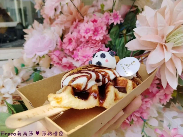 🔎【#IMOMENT CAFÉ享當下】
嘉義甜點夢幻組合可頌鬆餅🧁轉角夢幻甜點店.
位於嘉義美術館附近🏫很適合外帶可頌鬆餅來野餐拍照.
嘉義限定熊熊烤棉花糖巧克力可頌鬆餅🍩人氣好評必點.
搭配限量的熊熊珍Ｑ拿鐵與熊熊草莓拿鐵🥤夢幻指數立刻飆高！
戶外擺放粉嫩桌椅🌷搭配粉色系乾燥花🌸.
來當美美小公主🫅吧～
------------------------------------
🔸香柚小山園抹茶可頌鬆餅
🔸ＯＲＥＯ巧克三眼怪可頌鬆餅
🔸娘惹斑斕咖椰可頌鬆餅
🔸熊貓烤棉花糖巧克力可頌鬆餅
🔸ＯＲＥＯ可可香草冰淇淋鮮奶拿鐵
🔸蜜香貴妃烏龍鹽之花豆奶蓋
🔸限量│熊熊珍Ｑ拿鐵
🔸限量│熊熊草莓拿鐵
------------------------------------
⭐️粉絲團🔍Fresa's Time Machine 覓秘食。小旅行
⭐️部落格🔍Fresa芙芮莎♥莎旅憶食
⭐️IG搜尋🔍fresa_lu
------------------------------------
🏠IMOMENT CAFÉ享當下（嘉義店）
⏰11：00~19：00⛔無公休
☎0922-271-883
📬嘉義市西區延平街456號
------------------------------------
#莎妞秘食嘉義.
#臺灣.#嘉義餐廳.#嘉義美食.#嘉義.
#永康甜點.#下午茶.#嘉義美術館.#鬆餅.#乾燥花.#抹茶.#嘉義火車站.#珈椰.#甜點.
#foodstagram.#popyummy.#iseetaiwan.#popdaily.#yummyday.#dinner.#lunch.#live.
#yummy.#popyummy嘉義.