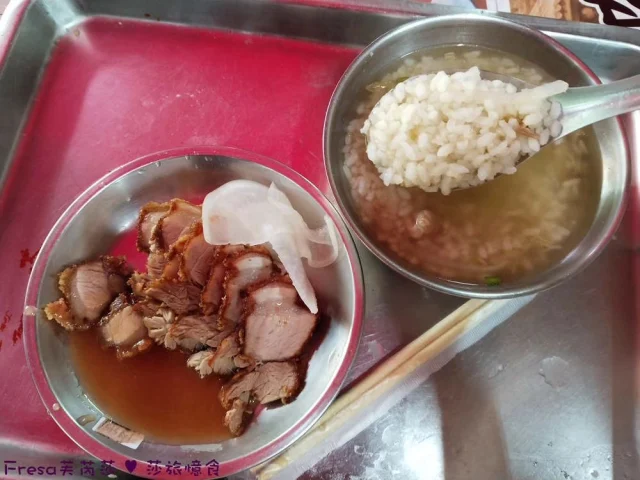 🔎【#葉家肉粥】
台北慈聖宮廟口小吃美食.
也是迪化街、大稻埕超人氣的在地小吃～
不只深受在地人喜愛🌮就連韓國美食節目也大推薦.
吸引許多韓國朋友前來用餐🥢價格相當親民又好吃.
整排廟口美食小吃攤🍚餐點品項非常多樣化.
這次來訪是葉家肉粥是其中一間推薦美食！
招牌肉粥＋紅糟肉🍱１００元就能吃飽飽.
可搭公車、捷運或開車前來👣交通方便.
------------------------------------
🔸肉粥
🔸紅燒肉
------------------------------------
⭐️粉絲團🔍Fresa's Time Machine 覓秘食。小旅行
⭐️部落格🔍Fresa芙芮莎♥莎旅憶食
⭐️IG搜尋🔍fresa_lu
------------------------------------
🏠葉家肉粥
⏰09：00～15：00⛔無公休
☎0916-836-699
📬台北市大同區保安街49巷17號
------------------------------------
#莎妞秘食台北.
#臺灣.#台北餐廳.#台北美食.#台北.
#甜點.#下午茶.#慈聖宮.#豆花.#小吃.#大橋頭.#大橋頭捷運站.#迪化街.#大稻埕.
#foodstagram.#popyummy.#iseetaiwan.#popdaily.#yummyday.#dinner.#lunch.#live.
#yummy.#popyummy台北.